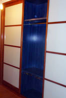 armario empotrado azul con puertas